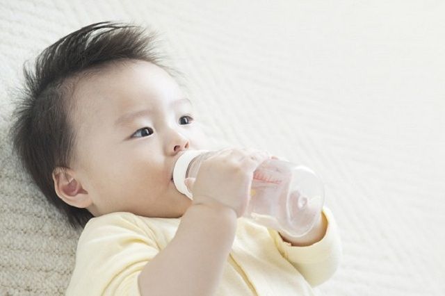 Chuyện uống sữa xong tráng miệng cho con bằng nước - bibabo.vn